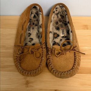 Minnetonka Kids Size 6 Girls or Boys Brown Suede Moccasins with Patterned Lining